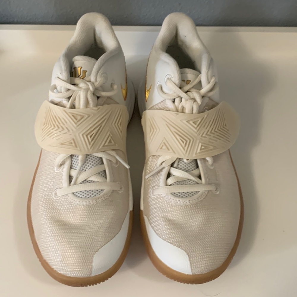Nike Basketball Shoes. Size 7 Women’s. Never worn.